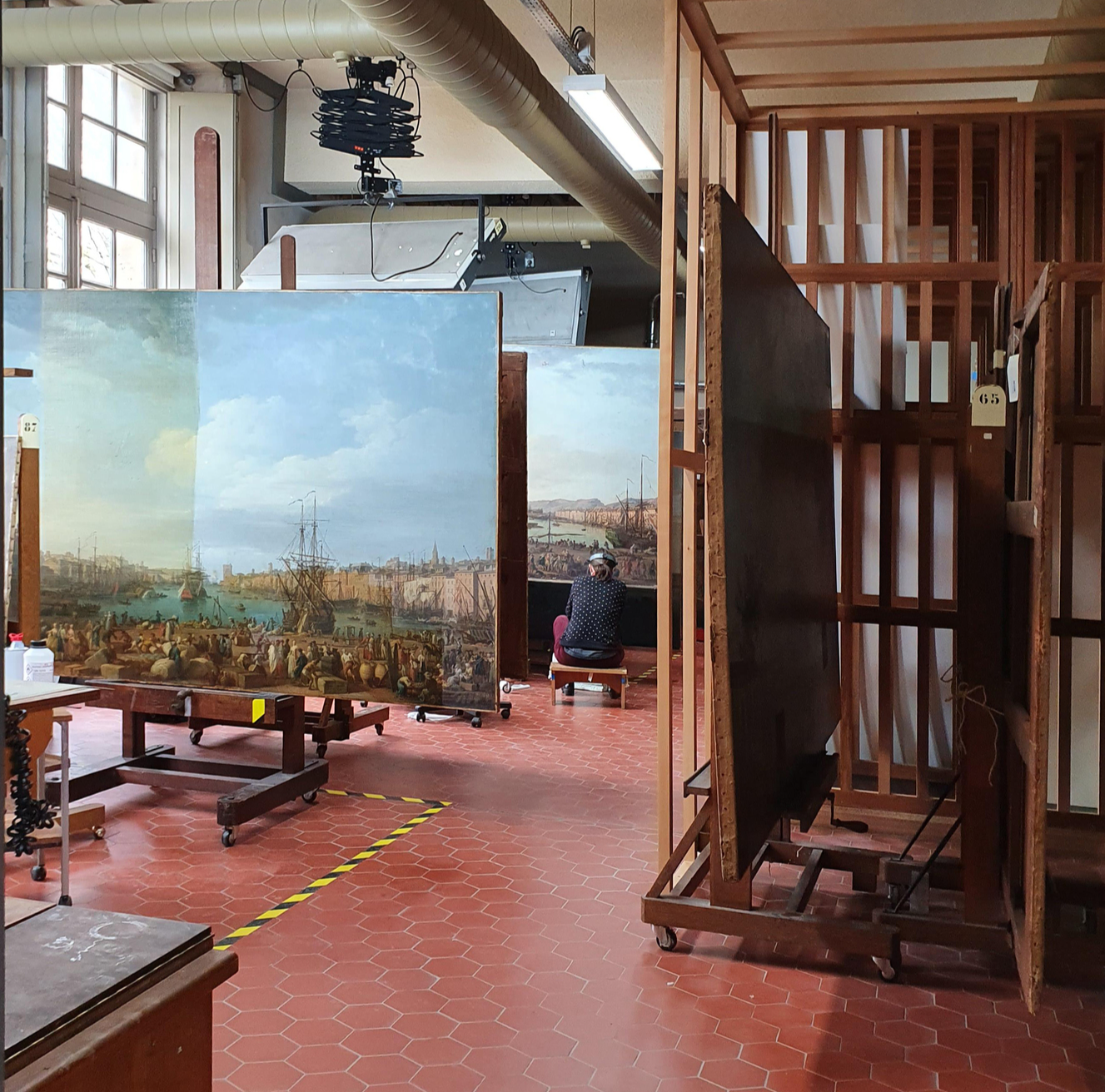 Fig 1 : Vue de l’atelier de restauration de peintures du site de Versailles pendant la restauration des 13 Vues des Ports de France de Vernet 