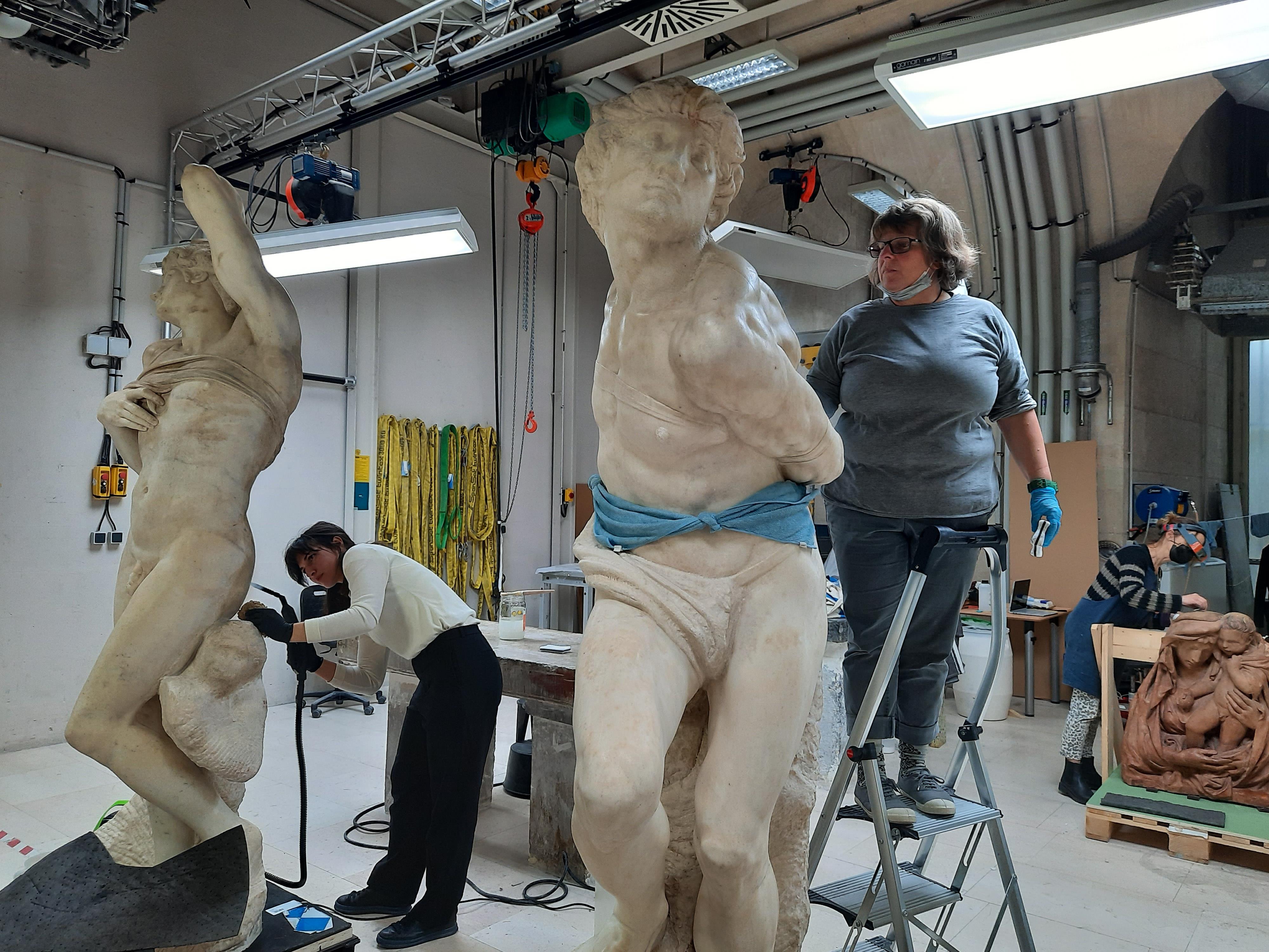 Le nettoyage des Esclaves à l'atelier des matériaux pierreux par Hélène Susini et Azzurra Palazzo