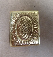 Eprouvette dorée à l’or traditionnel et à l’or marqué à l’indium