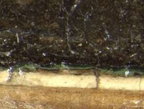 Fig 2 : détail au microscope du bord senestre montrant la préparation blanche, une possible impression translucide grise, une couche noire et une couche verte, puis la couche brune de surface (E. Ravaud-C2RMF)