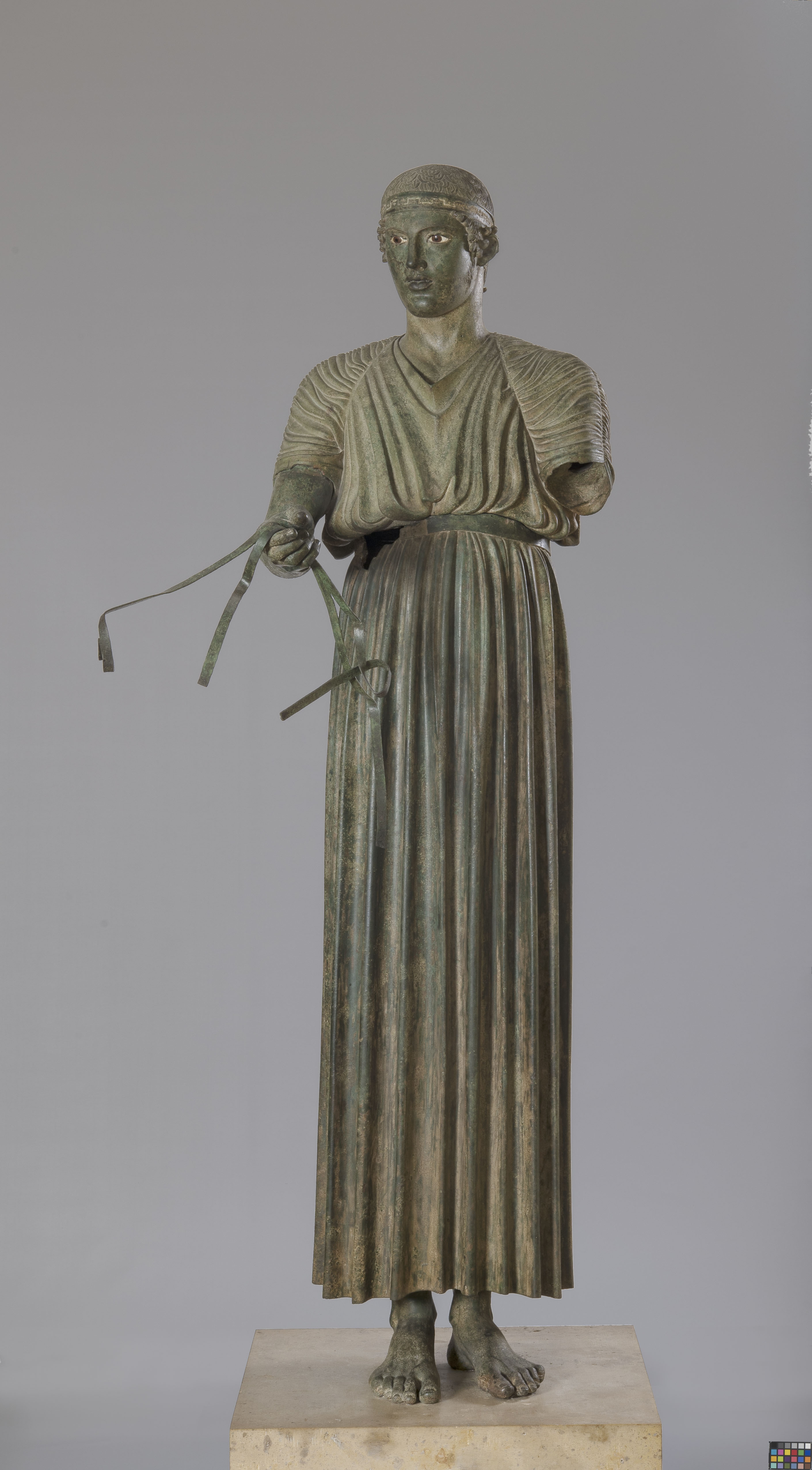 Aurige dit "Aurige de Delphes", h. 180 cm, vers 470- 466 av. J.‐C (musée archéologique de Delphes, inv. 3484/ 3520/ 3540) ©C2RMF/ P.Salinson