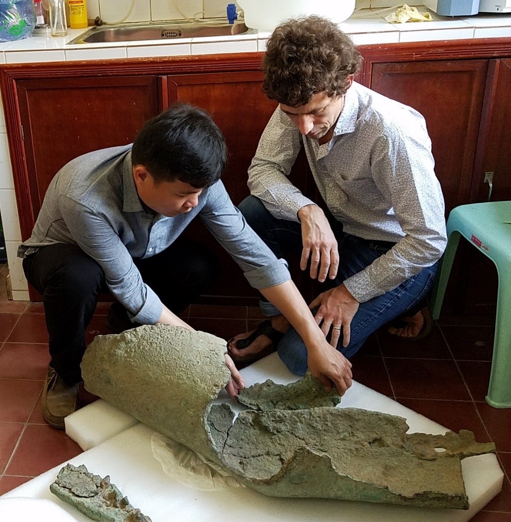 Figure . Examen d’un des fragments principaux du Vishnu lors de la campagne d’étude au Musée National du Cambodge en janvier 2018