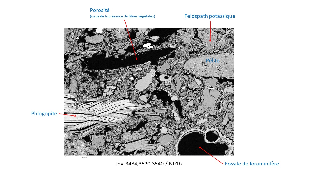 Coupe pétrographique du noyau de terre cuite prélevé dans l'épaule gauche de l'Aurige de Delphes. Micrographie électronique en électrons rétrodiffusés, ©C2RMF/ Y. Coquinot