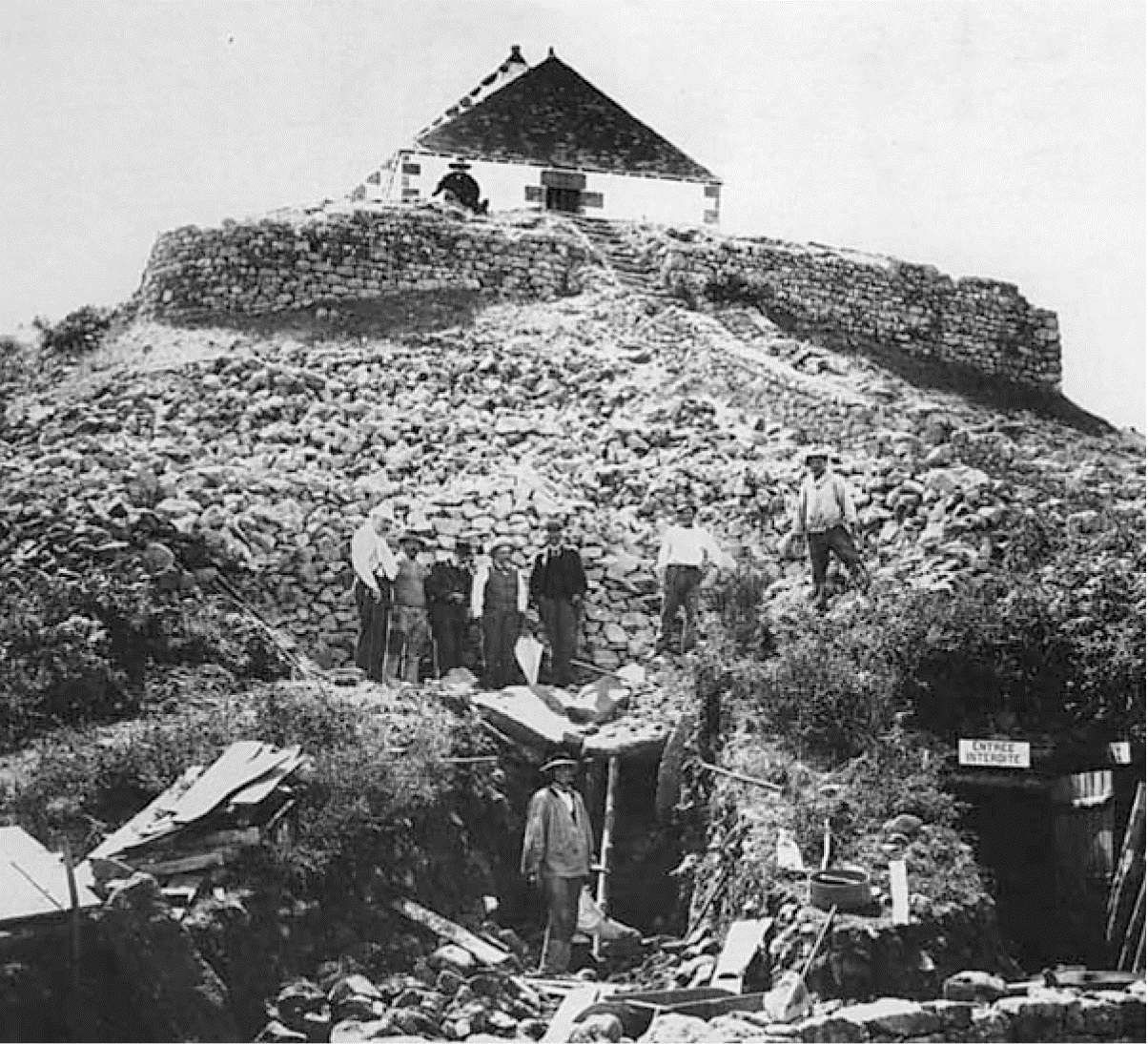 fouille archéologique d'une tombe au XIXe siècle