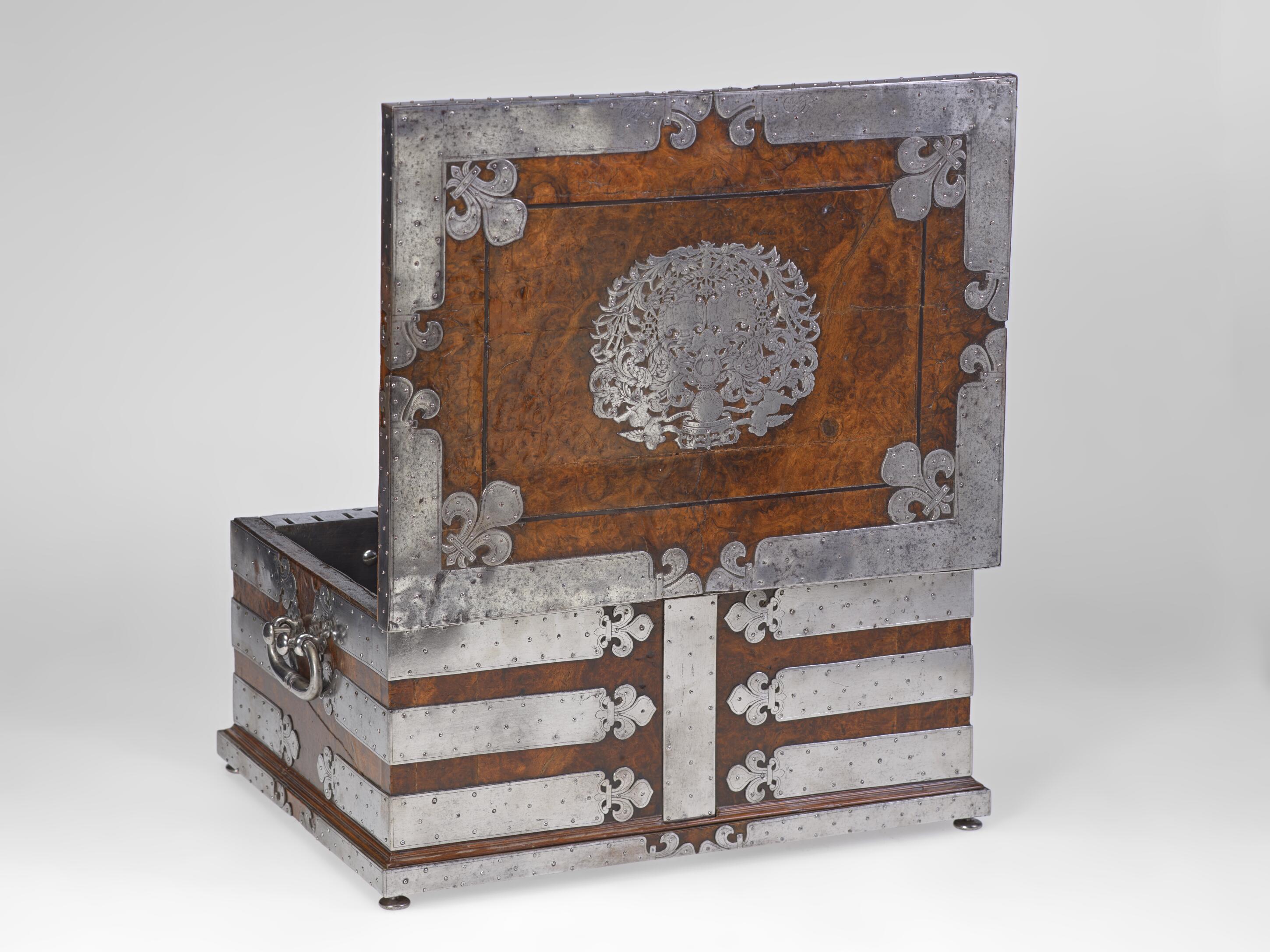 coffre fort de revers, vue de trois quarts, couvercle ouvert @C2RMF Alexis Komanda