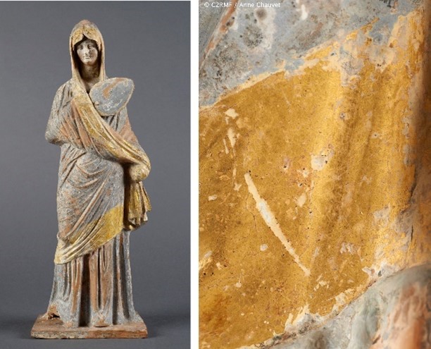 Dame en bleu, Tanagra, 330-300 av. J.C., Musée du Louvre, inv. MNB 907 et détail de la bordure dorée du manteau