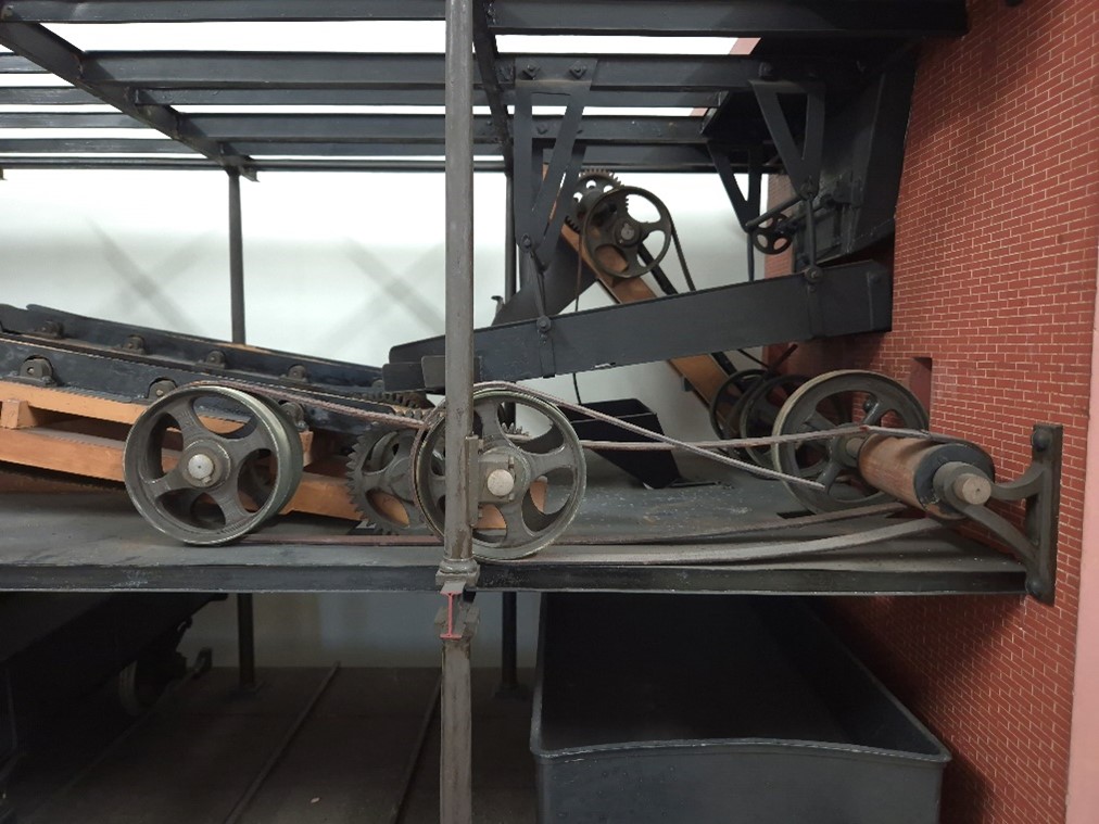 12. Détail du mécanisme avant et après intervention. @C2RMF Bénédicte Massiot