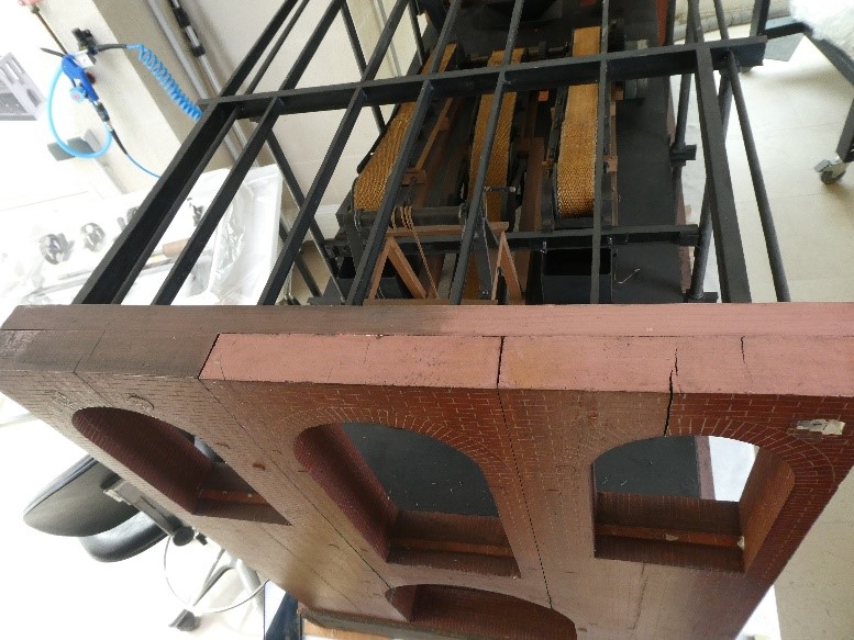 8. Tranche du parement de fausse brique en cours de nettoyage