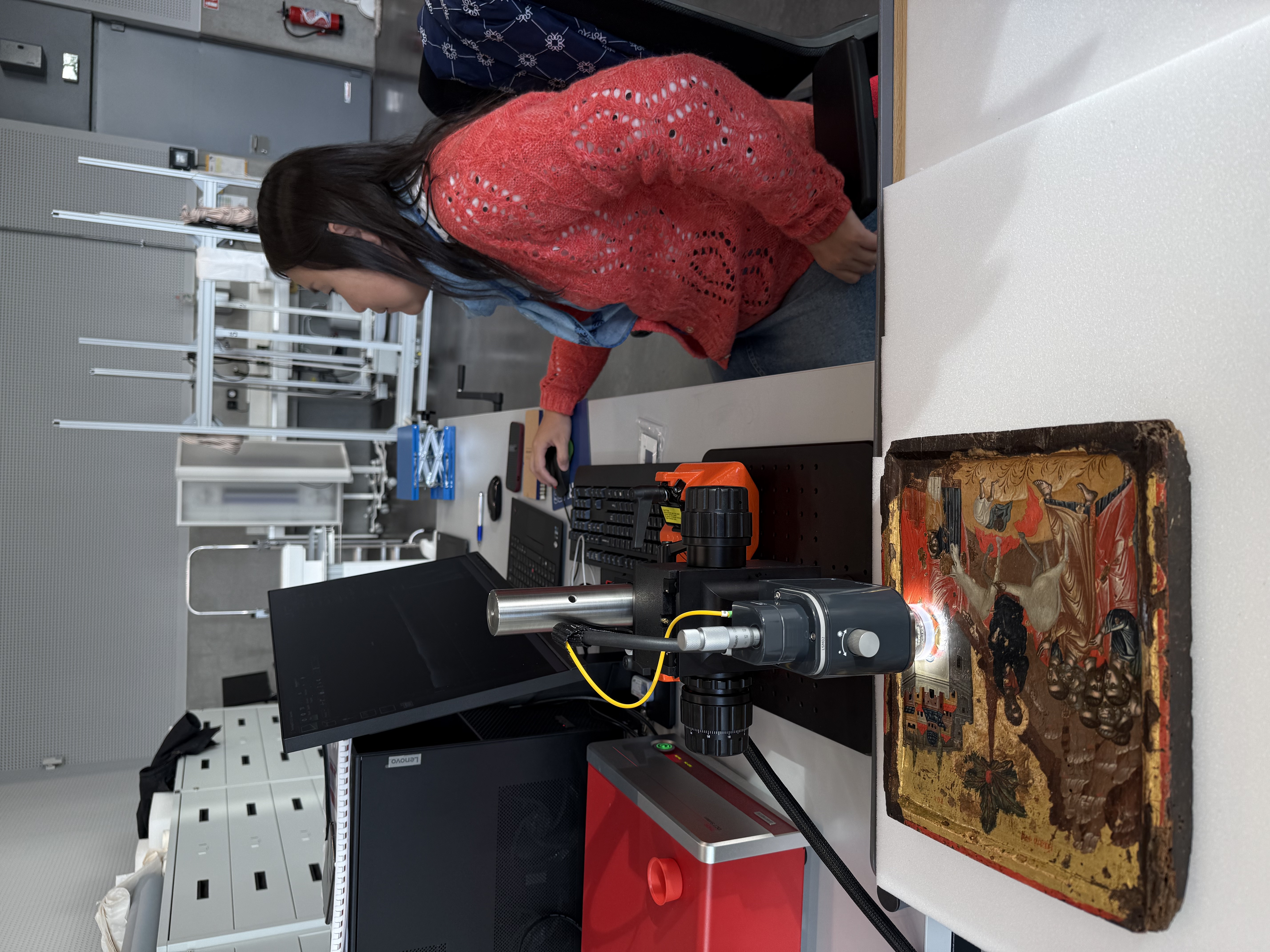 Figure 2 : Utilisation de l'OCT sur œuvre, réserves du Louvre