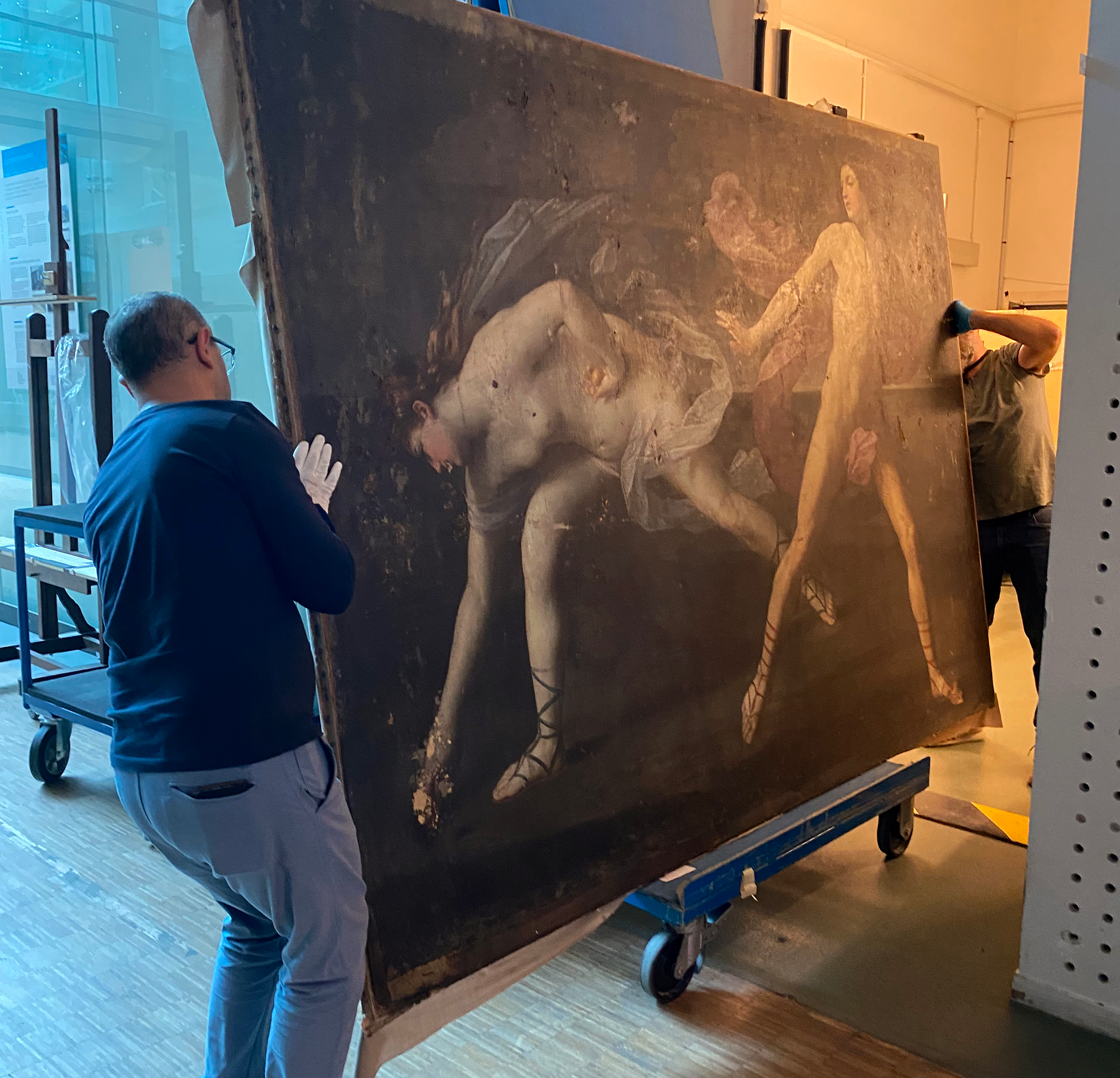 L'oeuvre est en cours de déplacement, entre deux portes, dans les locaux du C2RMF.