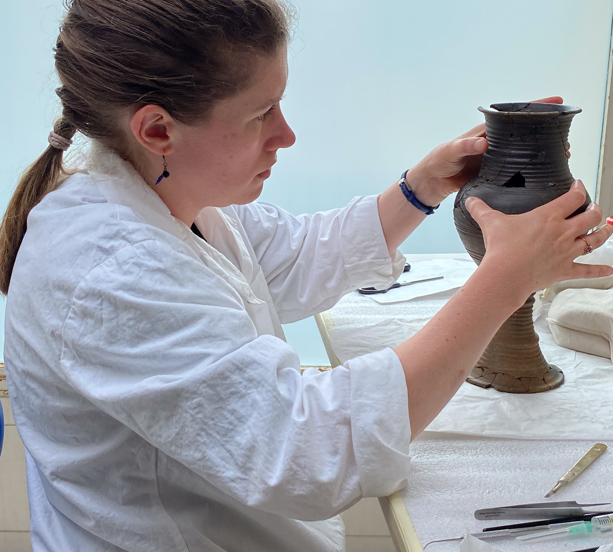 Montage en cours de la bouteille cannelée, Claire à gauche est en train de finir le remontage avec la partie supérieure de la bouteille