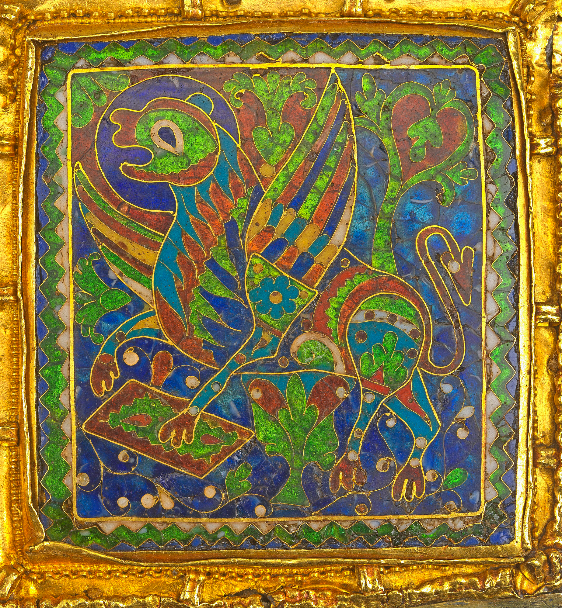 Email "en plein" du lion, angle inférieur droit de la face, photographie en lumière réfléchie