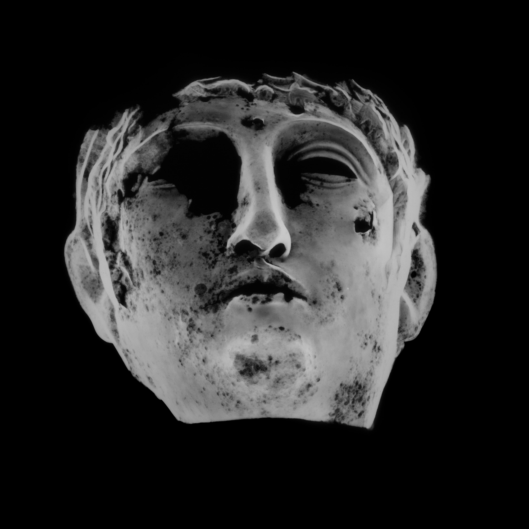 vue en contre plongée en radiographie de la visière sur fond noir