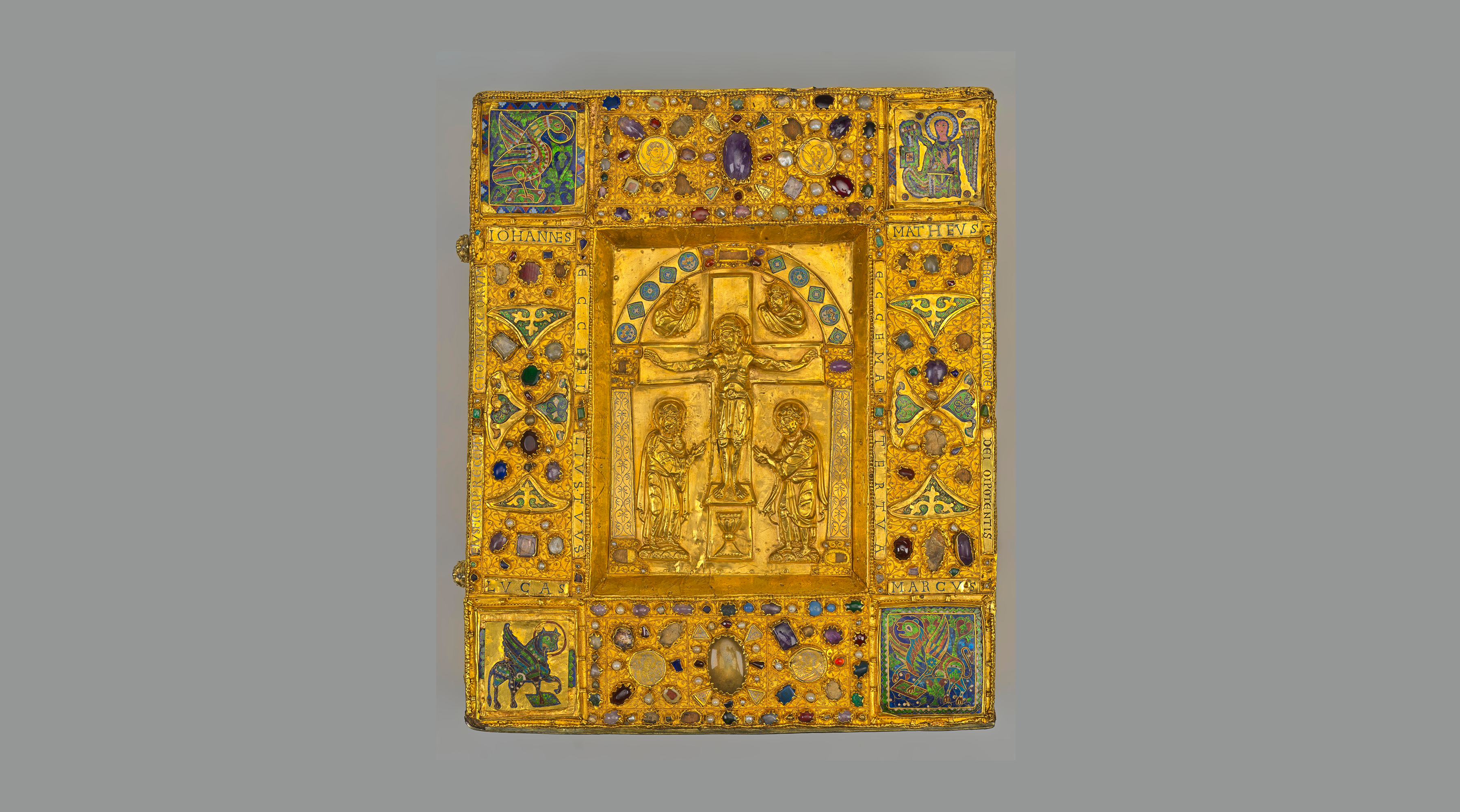 Vue d'ensemble de la boite, celle-ci comporte de riches décors et dans chaque angle, des émaux représentants les 4 symboles des évangélistes 