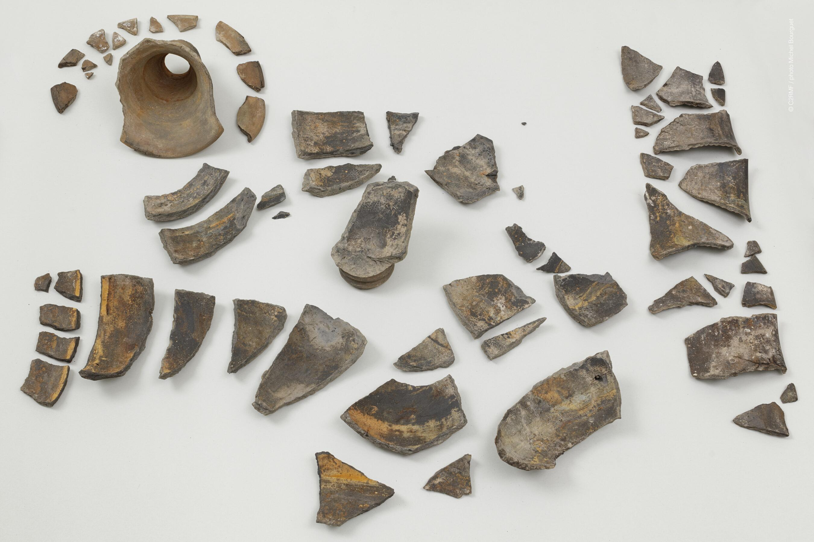 Fragments de la bouteille cannelée de Lavau avant remontage