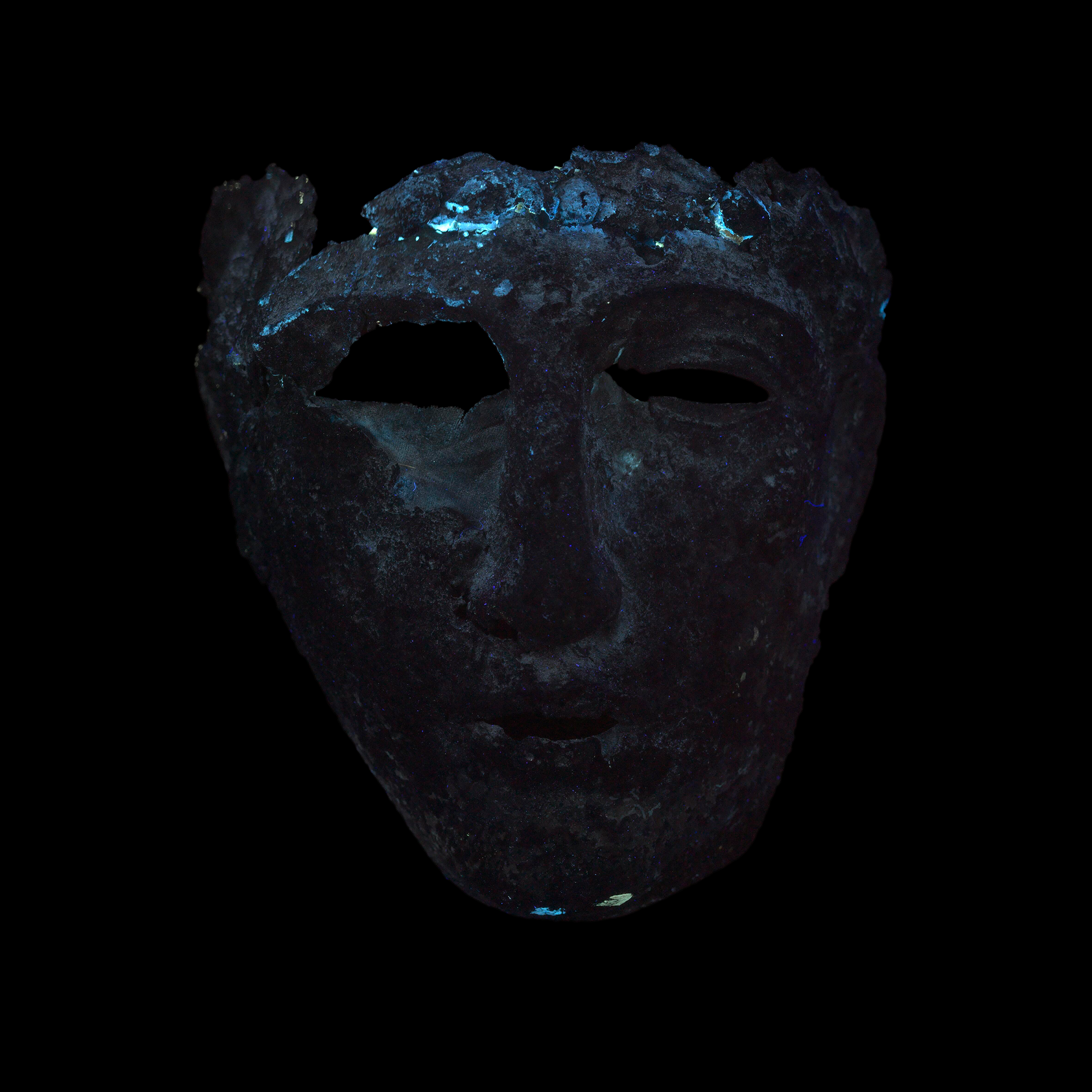 Vue de l'oeuvre en ultraviolet avec de nombreux points lumineux sur la partie supérieur de la visière