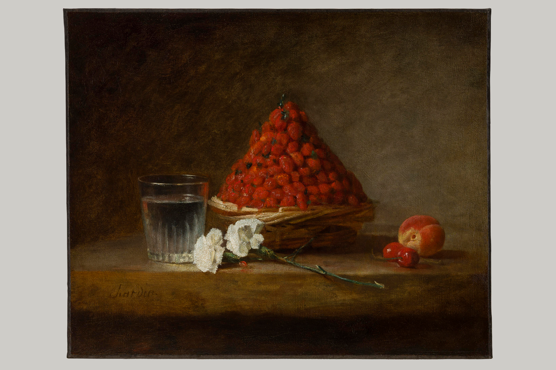 Visuel complet du tableau du panier de frais, le panier se trouve au centre avec un ensemle de fraises qui forment une sorte de pyramide. A droite, une pêche. A gauche, un verre d'eau et en dessous du panier, deux fleurs blanches