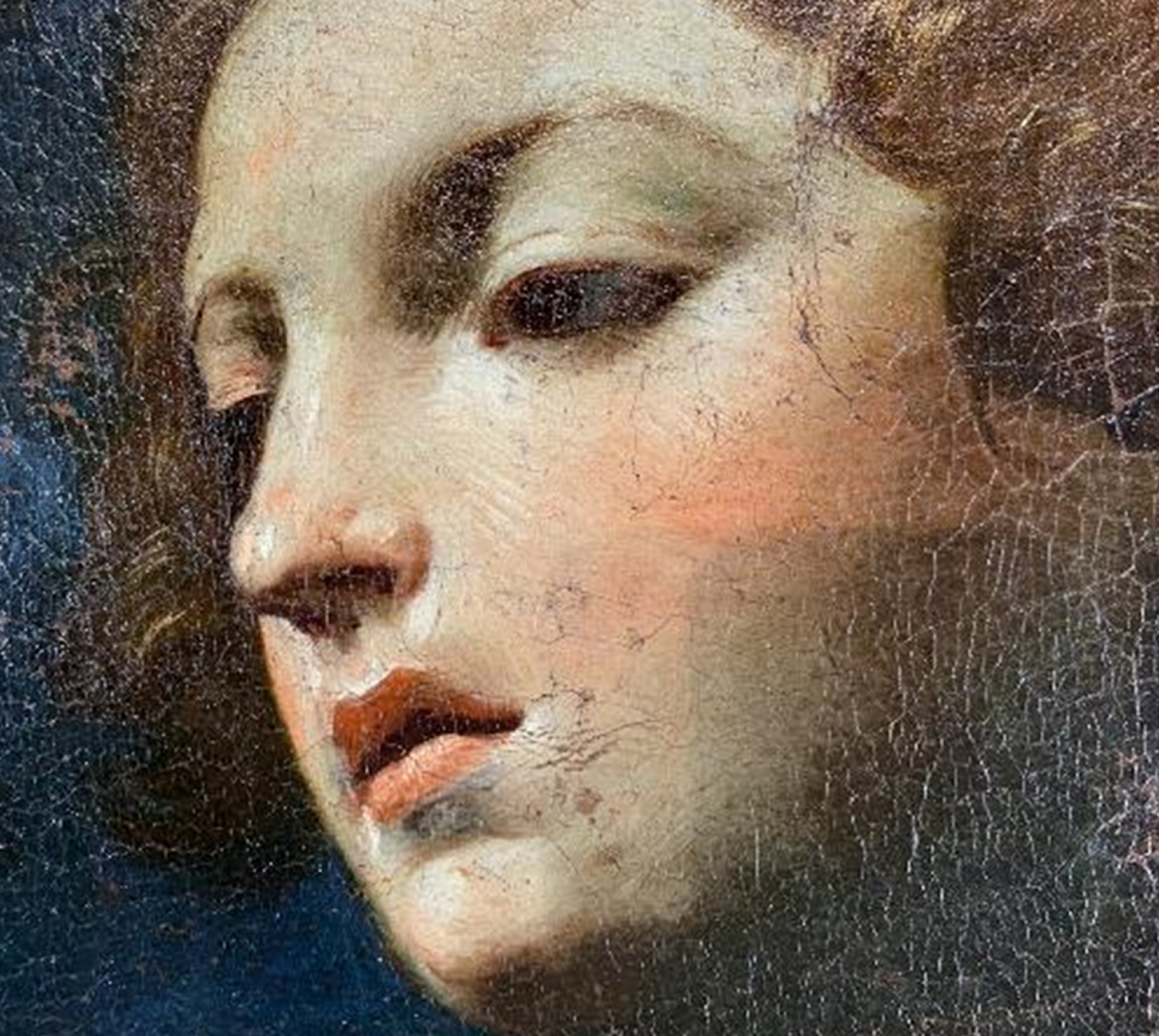 Gros plan focus sur le visage d'Hippomène en légère contre plongée