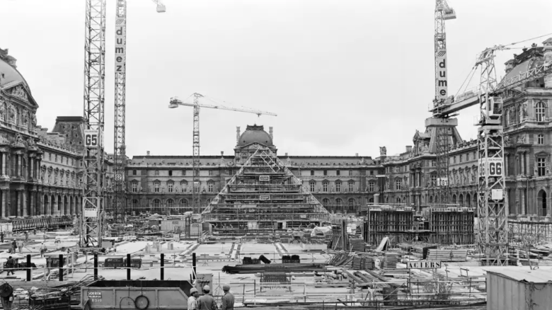 Les travaux de construction de la pyramide du Louvre ont eu lieu entre 1985 et 1989.