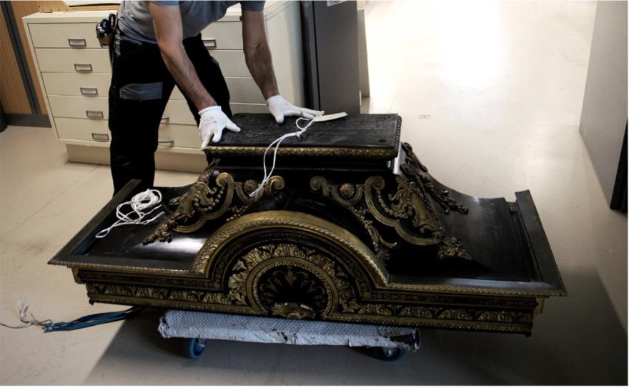 Fig 1 : transport de la partie sommitale d’une armoire dans les ateliers de restauration de la filière Arts décoratifs du C2RMF @C2RMF Victoria Larrieu
