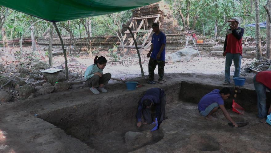 Sur le chantier de fouilles à Angkor (Cambodge), en mars 2024. DIDIER FASSIO / EFEO