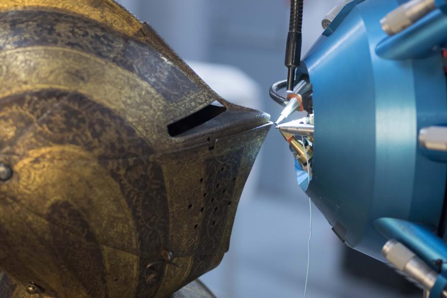 Heaume de l'armure du Duc de Montmorency devant la tête d'analyse de New AGLAE. L'armure a été façonnée au milieu du XVIe s. et est conservée au Musée des Beaux-Arts de Draguignan. New AGLAE a permis d'étudier les dorures et de mettre en exergue l'utilisation d'une technique décrite par Beringuccio dans son traité de 1572 intitulé La Pyrotechnie ou Arts du Feu (c) C2RMF-Vanessa Fournier