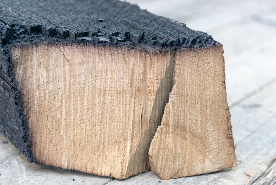 détail d'une des poutres carbonisées de Notre-Dame de Paris 