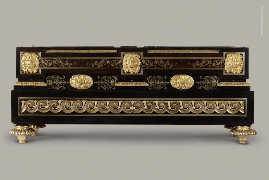 Socle vu de face après intervention, armoire avec les figures de Socrate et Aspasie d'André-Charles Boulle