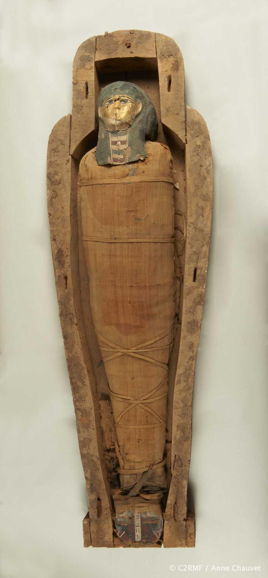 Media Name: la cuve du sarcophage et la momie, avant intervention : pieds détachés du corps.
