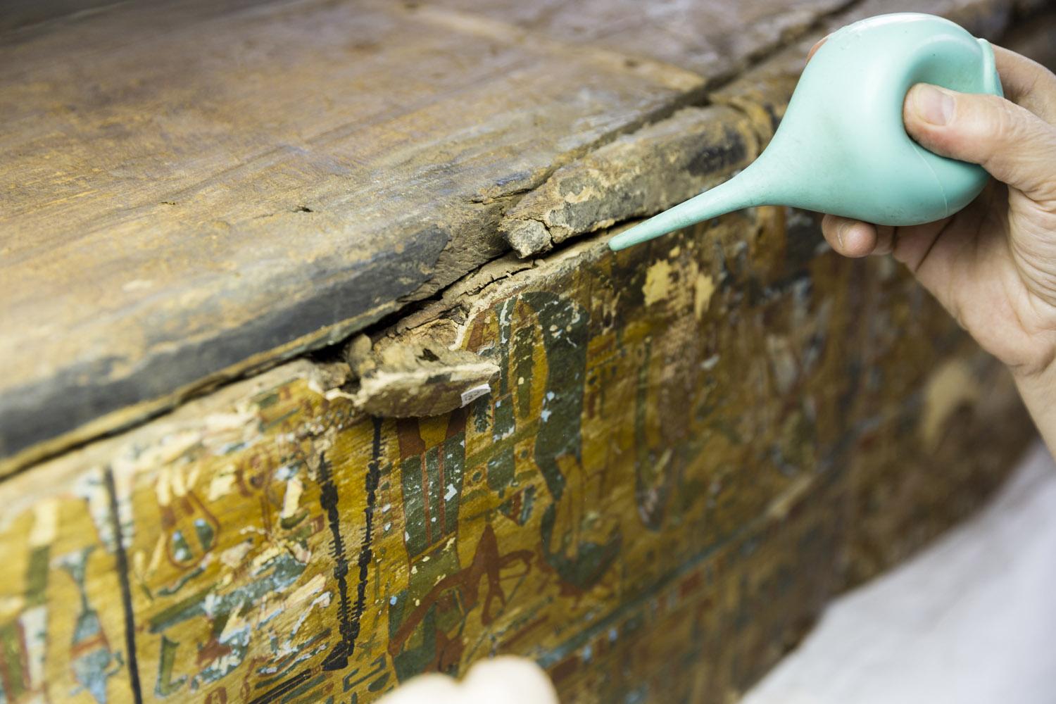 Restauration d'un cercueil à fond jaune