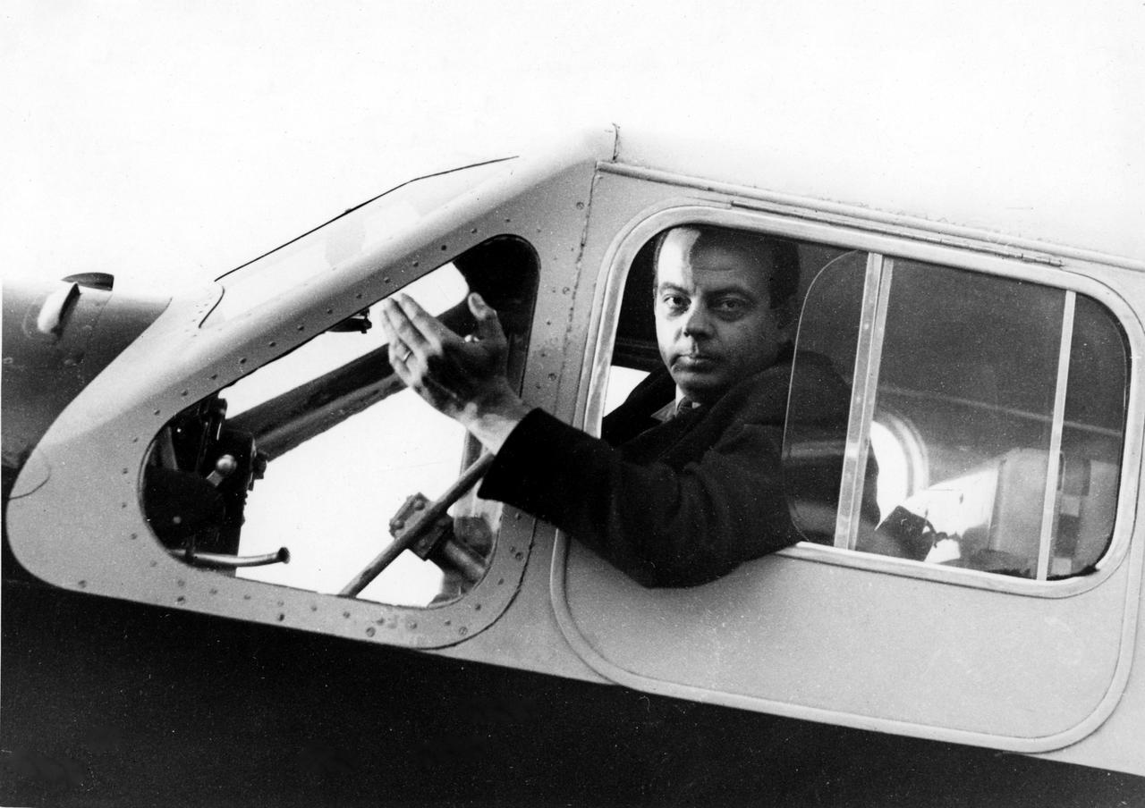 Antoine de Saint-Exupéry à bord d'un avion - SARAFA Coll. musée de l'air et de l'Espace.jpg