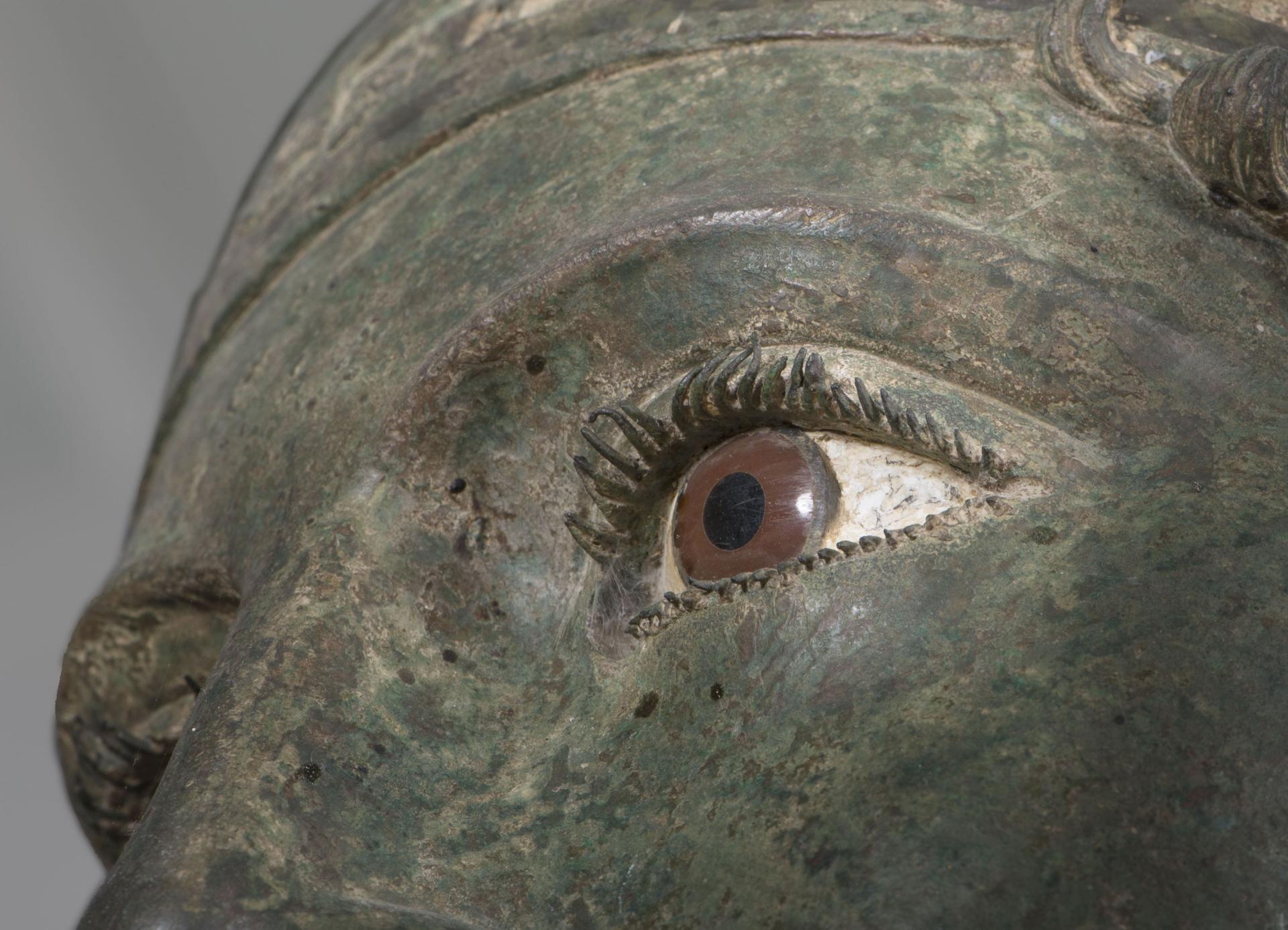 Détail de l’œil gauche de l’Aurige ©C2RMF/P.Salinson