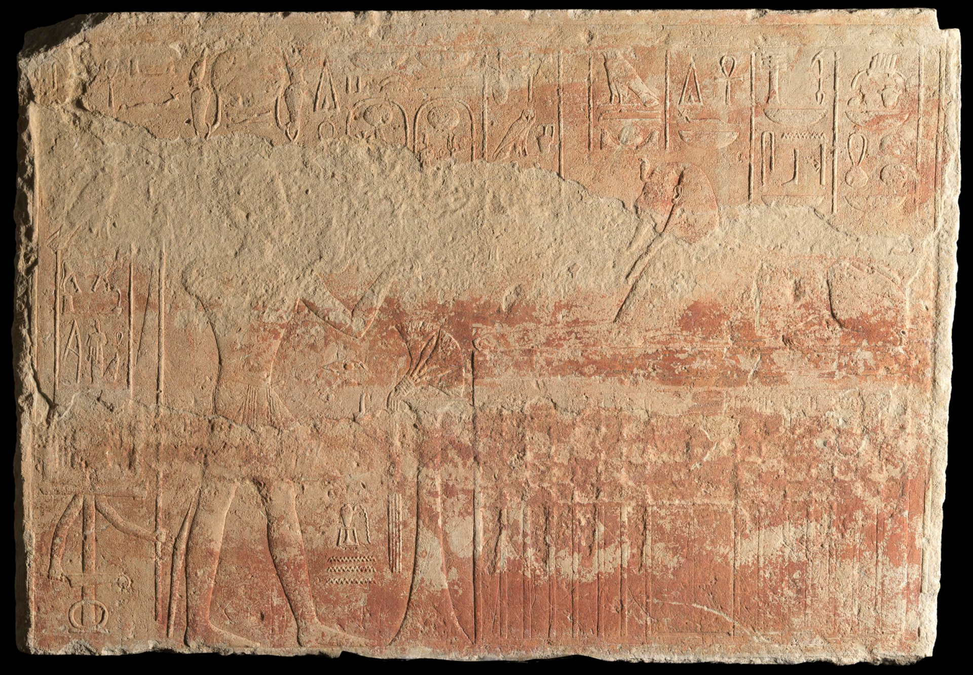 ] Relief de Ramsès II de Giza, Nouvel Empire, XIXe dynastie, règne de Ramsès II (1279 - 1213 av. J.-C.), calcaire sculpté en bas-relief, Paris, musée du Louvre, département des Antiquités égyptiennes, N 131 A/B 18/Salt n°3737. Vue d’ensemble après intervention en lumière directe