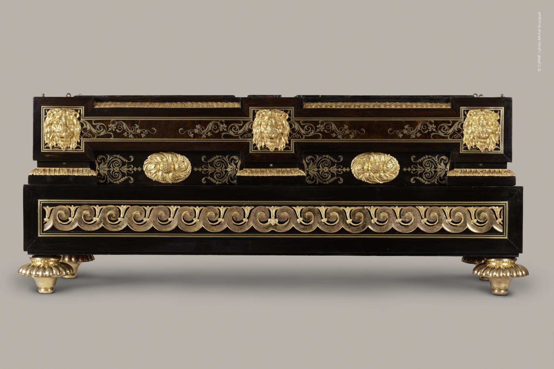 Socle vu de face après intervention, armoire avec les figures de Socrate et Aspasie d'André-Charles Boulle