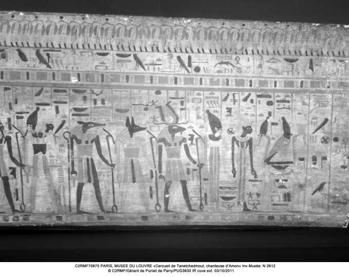 Restauration du cercueil de Tanetchedmout, chanteuse d'Amon